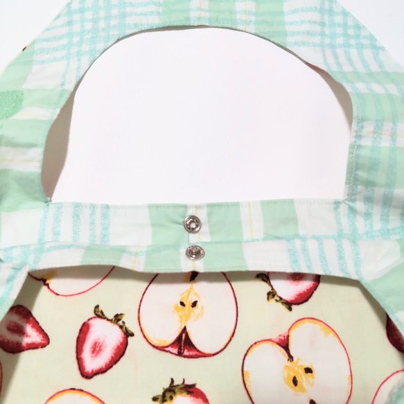 イチゴとリンゴ柄の持ち手くりぬきトートバッグ（グリーン） 5枚目の画像