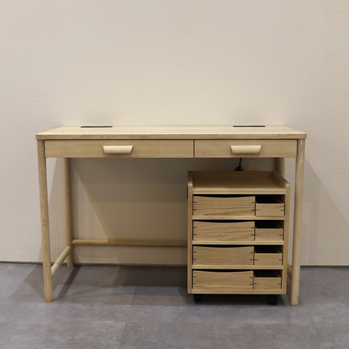 無垢材リビングデスク ～便利なコンセント付き～ 机・デスク