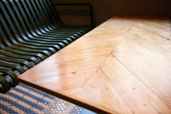 ヘリンボーンテーブル　フレンチヘリンボーン　カフェテーブル　ダイニングテーブル　ローテーブル　リビングテーブル　什器 2枚目の画像