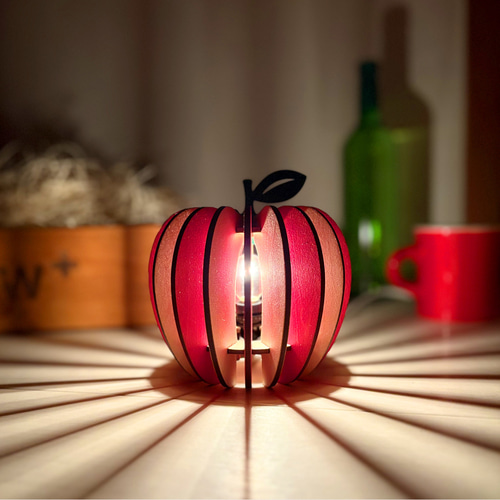 照明　ダイアモンドのような光を放ちシンプルで、おしゃれなりんご型フロアーライト。 照明 ダイアモンドのような光を放ちシンプルで、おしゃれなりんご型