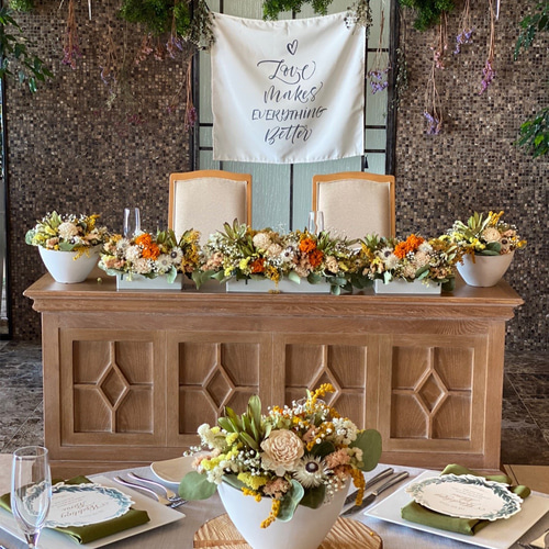 結婚式　アーティフィシャルフラワー　ケーキ入刀　テーブル　装花　ブライダル 花嫁さま必見♡結婚式のおしゃれで可愛い演出に