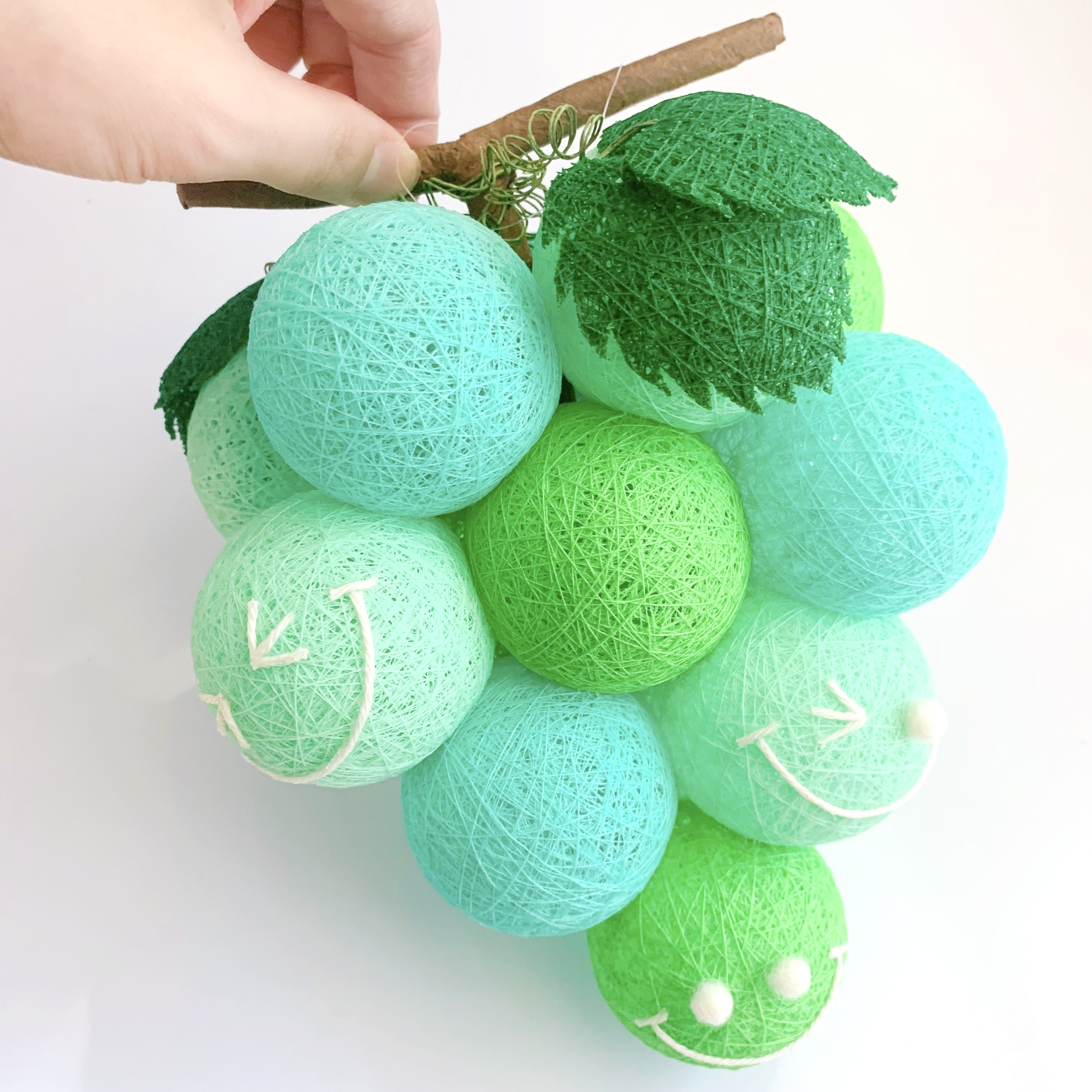 糸玉オーナメント　デカすぎるシャインマスカット