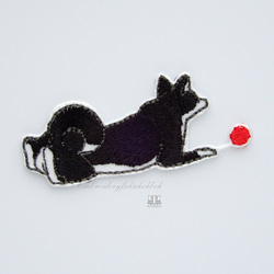 赤いボールと犬　刺繍ワッペン　犬ワッペン　柴犬　雑種 1枚目の画像