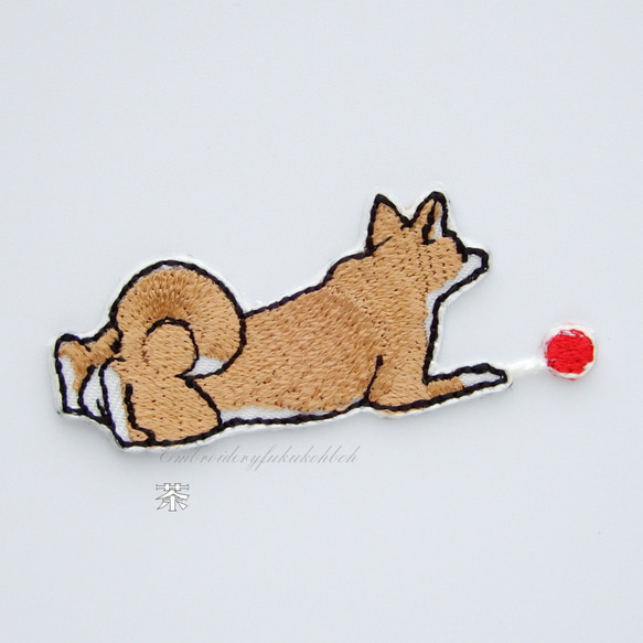 赤いボールと犬　刺繍ワッペン　犬ワッペン　柴犬　雑種 7枚目の画像