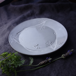 「ラウンドＭ・ラベンダー1」中皿 デザート皿 フルーツ皿 ボタニカルシリーズ 植物 陶器 陶磁器　ギフト　洋食器 3枚目の画像