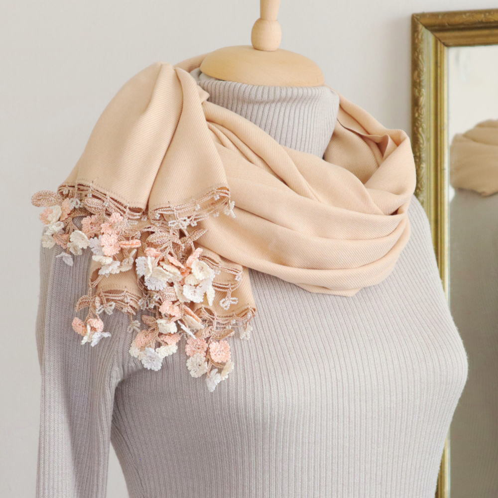 オヤレースの花付き パシュミナストール「風の花」ミルクティ