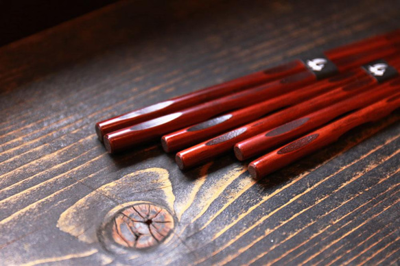 【新年のお迎え準備に】男性用・握りやすく、持ちやすい一膳【大分県日田産】さざ波箸・23.5センチ（大） 3枚目の画像