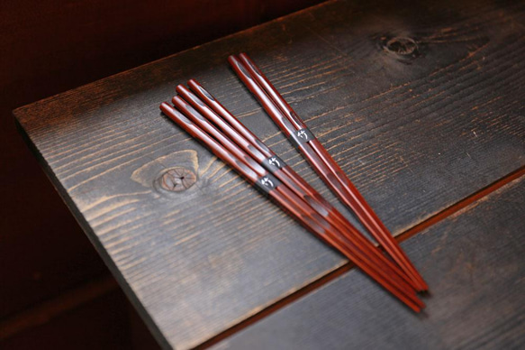 【新年のお迎え準備に】男性用・握りやすく、持ちやすい一膳【大分県日田産】さざ波箸・23.5センチ（大） 2枚目の画像