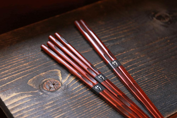 【新年のお迎え準備に】男性用・握りやすく、持ちやすい一膳【大分県日田産】さざ波箸・23.5センチ（大） 1枚目の画像