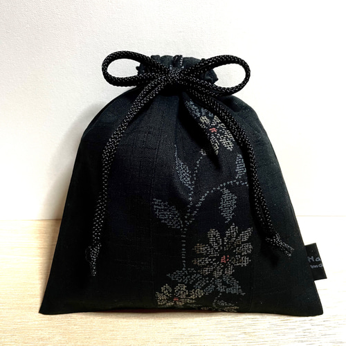 黒地模様巾着袋