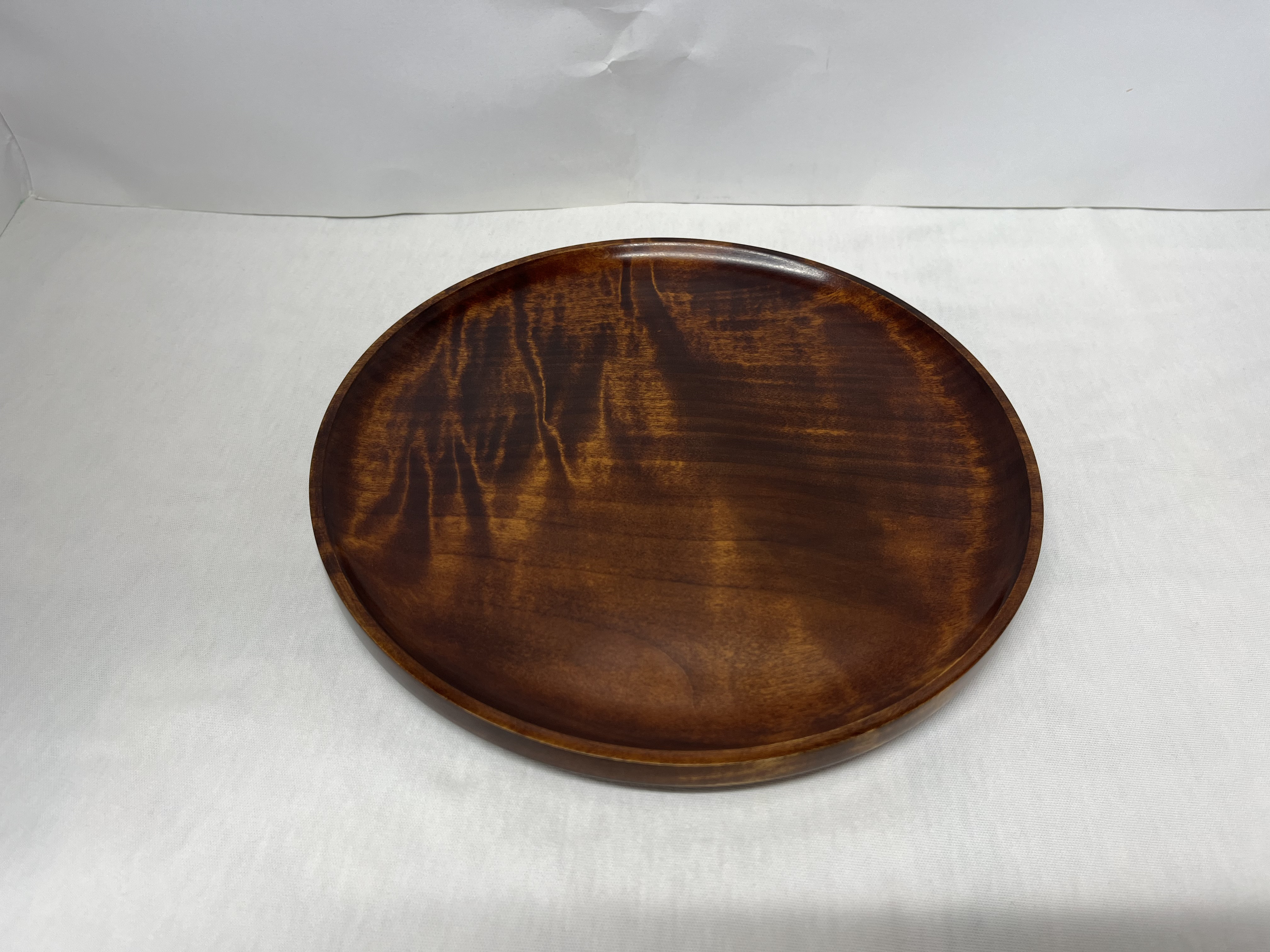 ツヤのある木のプレート皿７寸栃（拭き漆）