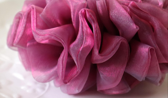 【オーガンジー】ひらひら可愛いトリプルフリルのシュシュ☆フェアリーピンク/ピンク(スワロフスキーのチャーム付き) 3枚目の画像
