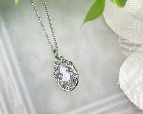 アクセサリー M キュービックジルコニアのしずく型 リーフペンダント【P0266CZ