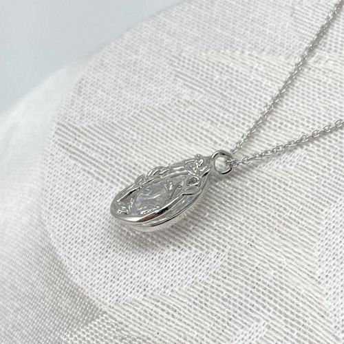 キュービックジルコニアのしずく型 リーフペンダント【P0266CZ