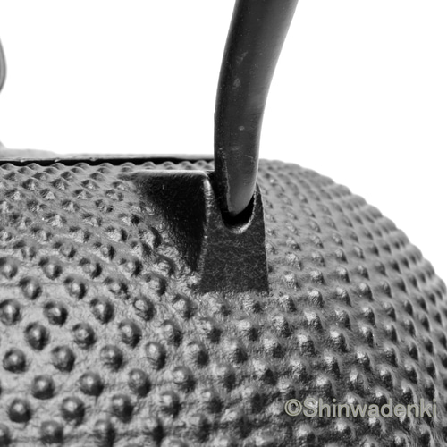 南部鉄器 鉄瓶 平形アラレ ひねりつる（黒）1.6L 黒焼付仕上 日本製