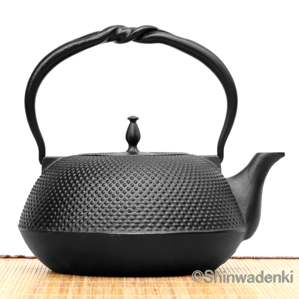 南部鉄器 鉄瓶 平形アラレ ひねりつる（黒）1.6L 黒焼付仕上 日本製