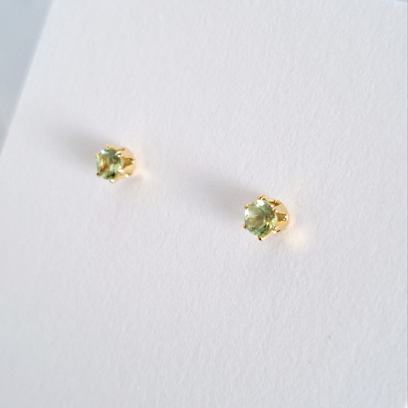 ペリドットの小さな一粒ピアス(3mm)◇サージカルステンレス◇アレルギー対応☆ 2枚目の画像