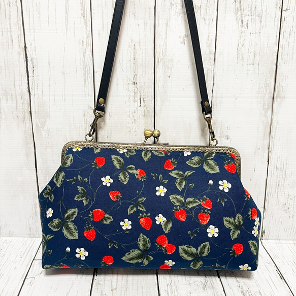 いちご柄 がま口バッグ ショルダー紐付き ハンドメイド