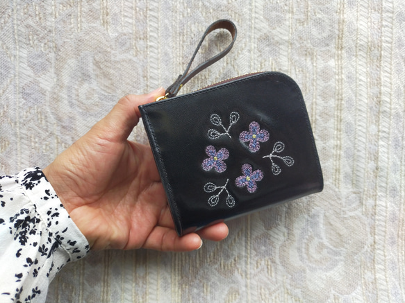 刺繡皮革錢包“Sumire”Glossy BLACK（山羊/山羊皮革）☆雙折迷你錢包☆ 第5張的照片