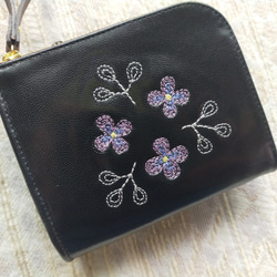 刺繡皮革錢包“Sumire”Glossy BLACK（山羊/山羊皮革）☆雙折迷你錢包☆ 第9張的照片