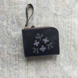 刺繡皮革錢包“Sumire”Glossy BLACK（山羊/山羊皮革）☆雙折迷你錢包☆ 第1張的照片