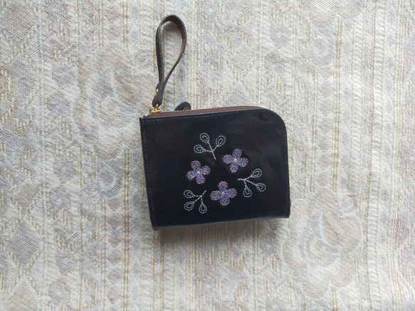 刺繡皮革錢包“Sumire”Glossy BLACK（山羊/山羊皮革）☆雙折迷你錢包☆ 第1張的照片