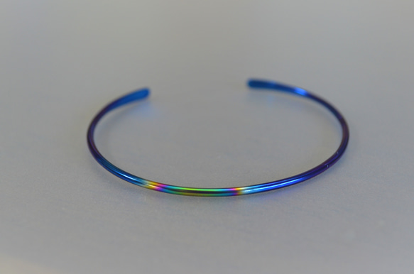 titanium bangle・青いチタンバングル特別色・楕円形モデル・受注生産 3枚目の画像