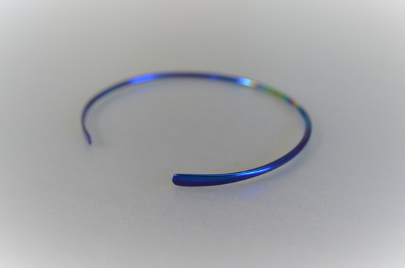 titanium bangle・青いチタンバングル特別色・楕円形モデル・受注生産 6枚目の画像