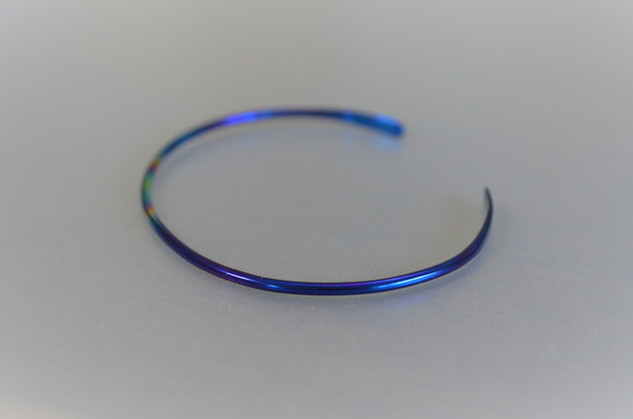 titanium bangle・青いチタンバングル特別色・楕円形モデル・受注生産 4枚目の画像