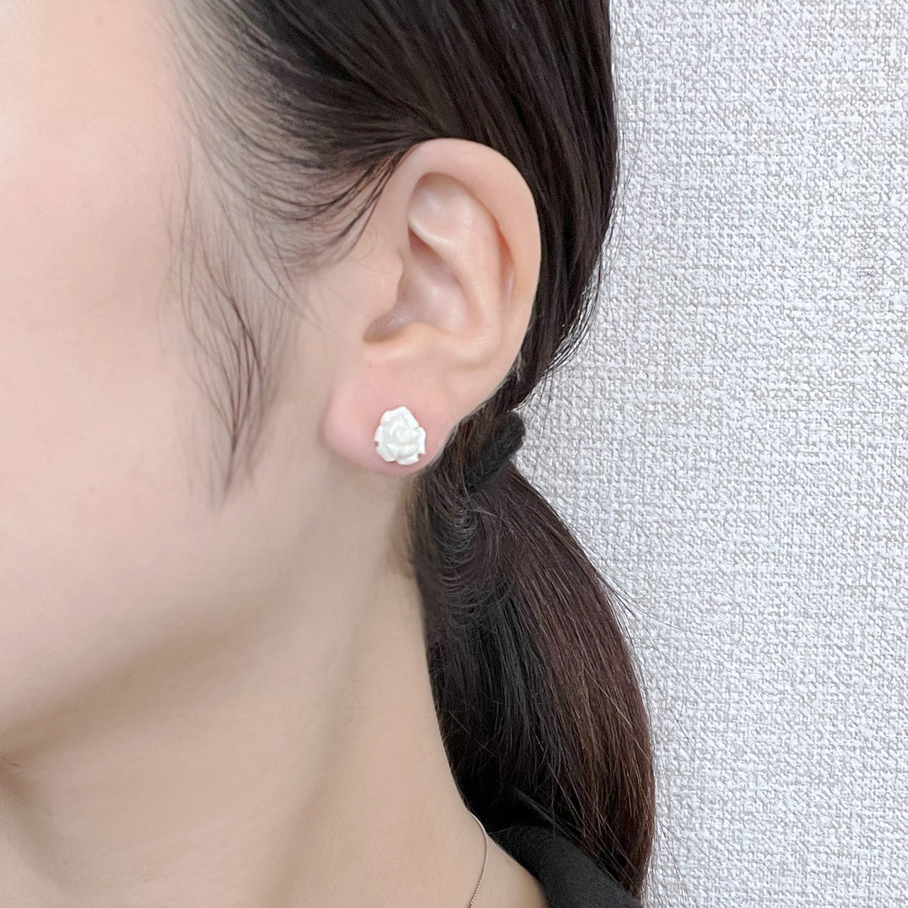 K18WG  白いサンゴのバラ型ピアス　シンプル　一粒ピアス　花　ギフト