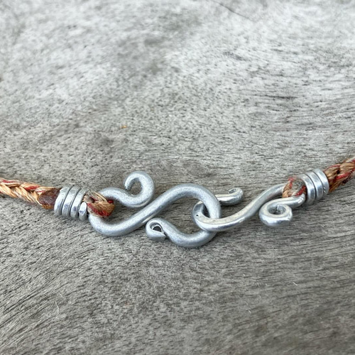 沖縄の伝統のお守り！ミンサー、キューブにナチュラルな素材で編んだ