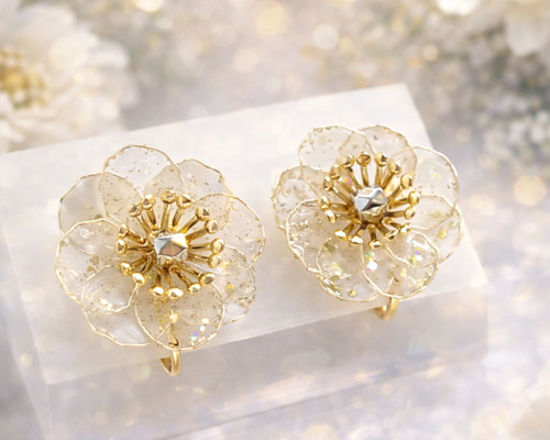 ホワイト＆ゴールドのアネモネの板バネクリップイヤリング イヤリング