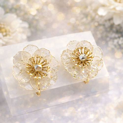 ホワイト＆ゴールドのアネモネの板バネクリップイヤリング イヤリング