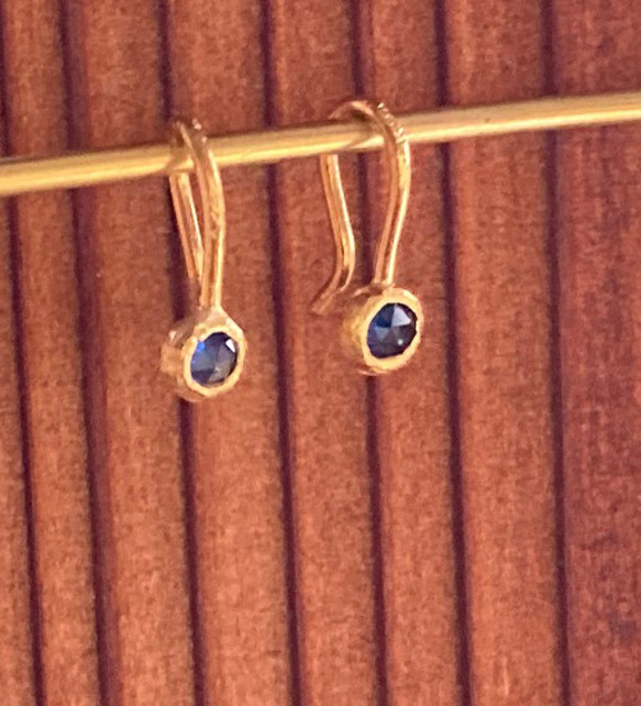 ◇玫瑰切割天然藍寶石純金夾式耳環 ◇K24純金+天然藍寶石（一隻耳朵） 第8張的照片