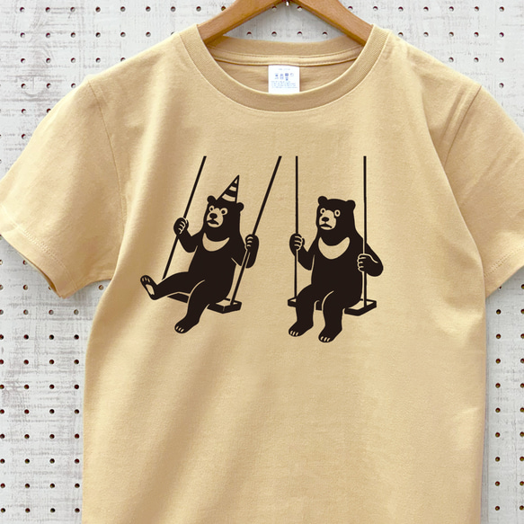 ブランコ熊 Tシャツ ナチュラル ベージュ メンズ レディース tシャツ Ｔシャツ くまＴ イラストＴ 1枚目の画像