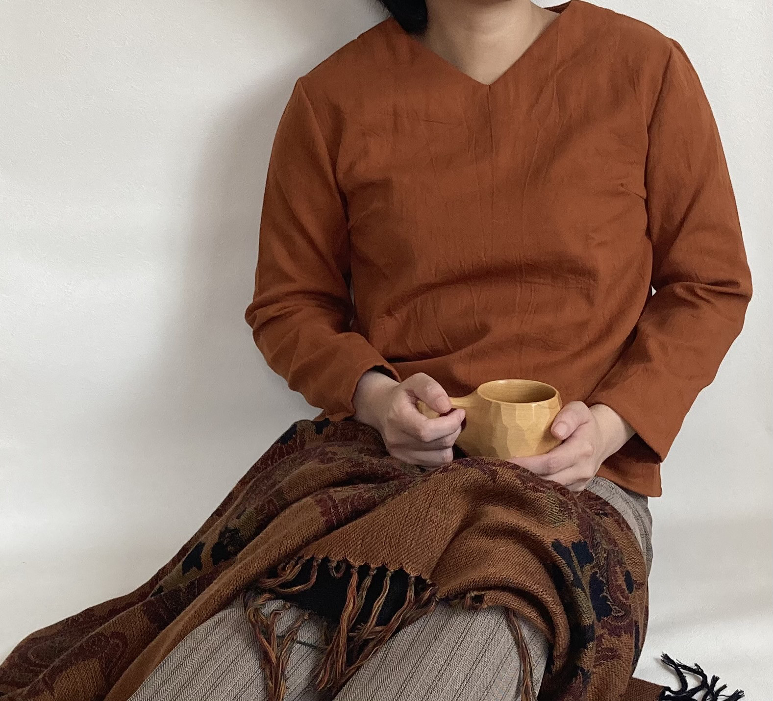 コットン100％秋冬の高級感ある体型カバーTブラウス（テラコッタ・カーキ/半袖・長袖・クルーネック・Vネック）