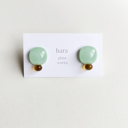 ガラスの2粒ピアス　ミントグリーン＆透明キャメル　アレルギー対応ピアス 5枚目の画像