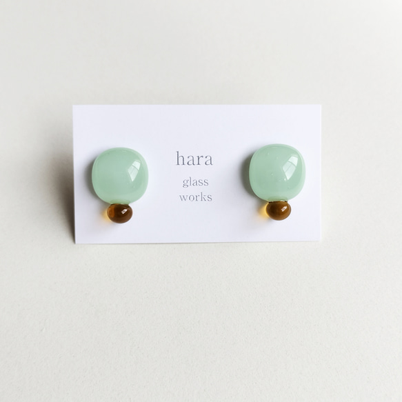 ガラスの2粒ピアス　ミントグリーン＆透明キャメル　アレルギー対応ピアス 5枚目の画像