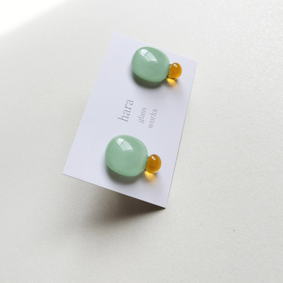 ガラスの2粒ピアス　ミントグリーン＆透明キャメル　アレルギー対応ピアス 4枚目の画像