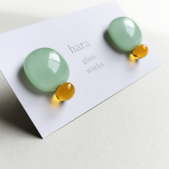 ガラスの2粒ピアス　ミントグリーン＆透明キャメル　アレルギー対応ピアス 2枚目の画像