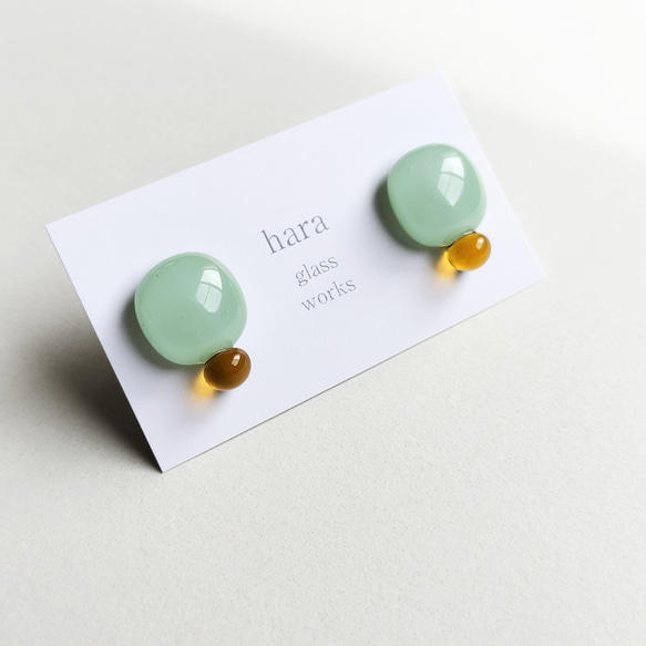 ガラスの2粒ピアス　ミントグリーン＆透明キャメル　アレルギー対応ピアス 1枚目の画像