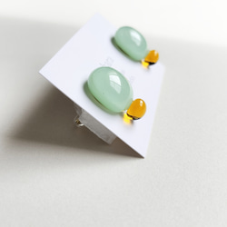 ガラスの2粒ピアス　ミントグリーン＆透明キャメル　アレルギー対応ピアス 3枚目の画像