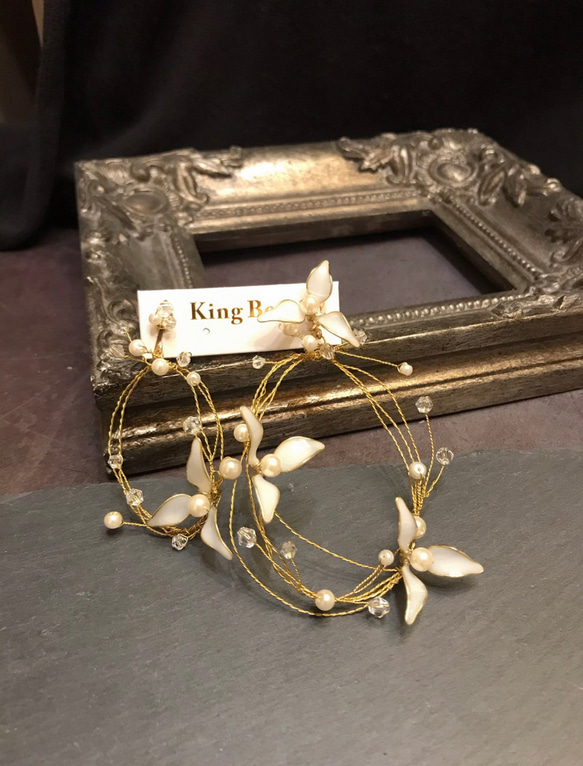 （冒牌老闆娘）Kingboss米白水晶花珍珠不對稱耳環（20200907-1） 第2張的照片