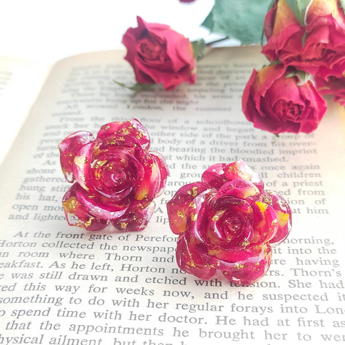 想像を超えての 真紅の薔薇のイヤリング〜 バラ ばら 林檎 りんご リンゴ レジン ピアス