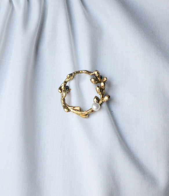Wreath / brooch M - Pearl 1枚目の画像