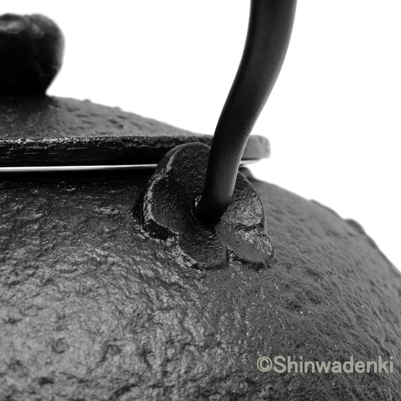 南部鉄器 鉄瓶兼用急須 小鉄瓶 東雲（黒）0.5L 茶漉し付 内面素焼き・酸化被膜仕上 日本製 ガス対応 13枚目の画像