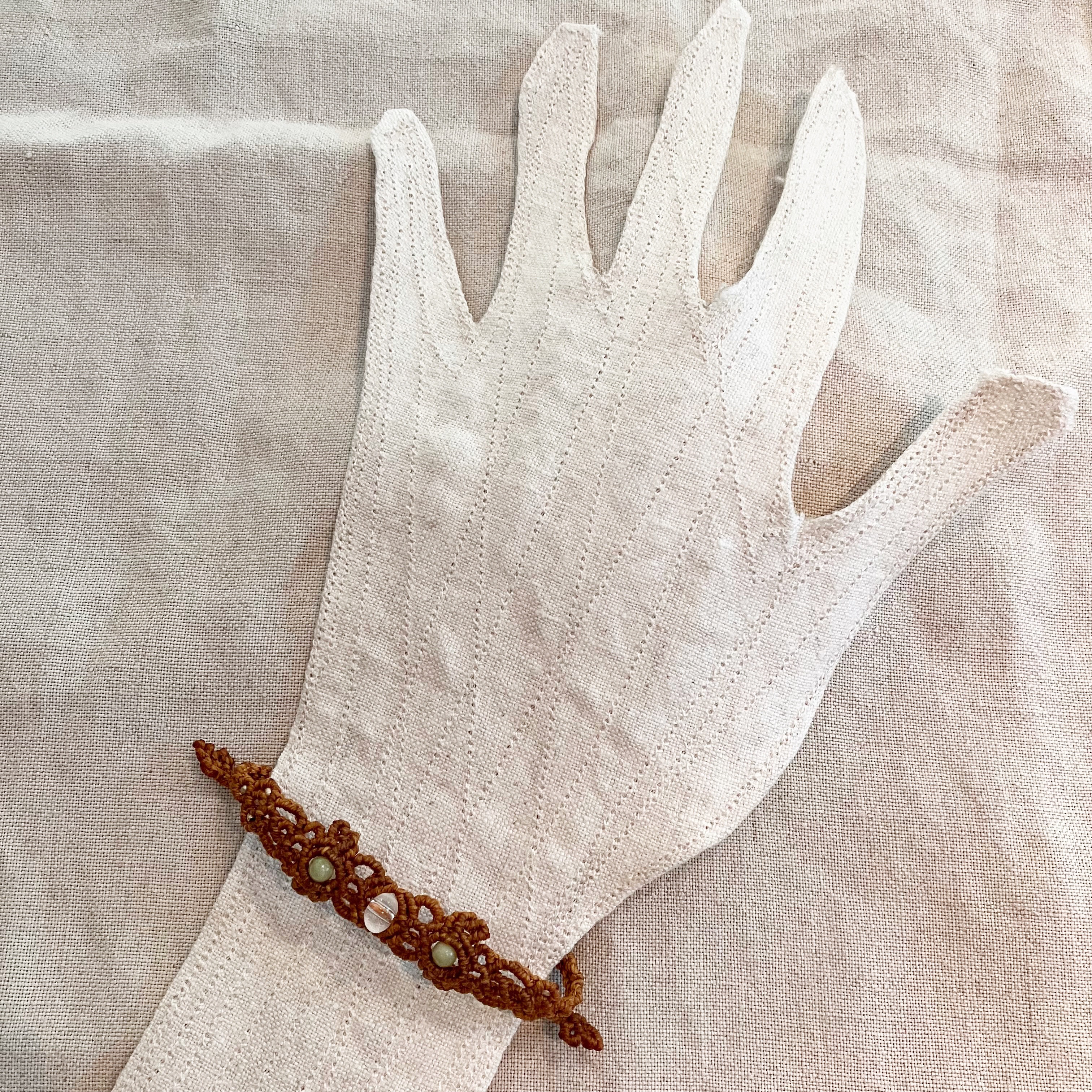 ＊ブレスレット＊　水晶とアイドクレイスのマクラメ腕飾り　一点物　フリーサイズ