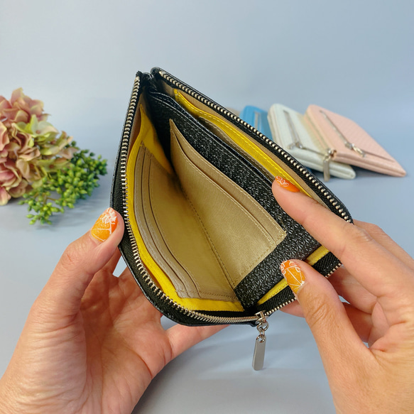 薄くて軽いコンパクトな財布 10枚カードポケット　牛革レース型押し　ブラックパール　日本製 Squeeze 2枚目の画像