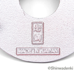 南部鉄器 鍋敷き 釜敷 丸桜（小）10cm 銀/サーモンピンク色 日本製 4枚目の画像