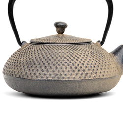 及富 南部鐵器 鐵瓶 鐵壺兩用泡茶壺 Arare0.5L 米色 日本製 第2張的照片